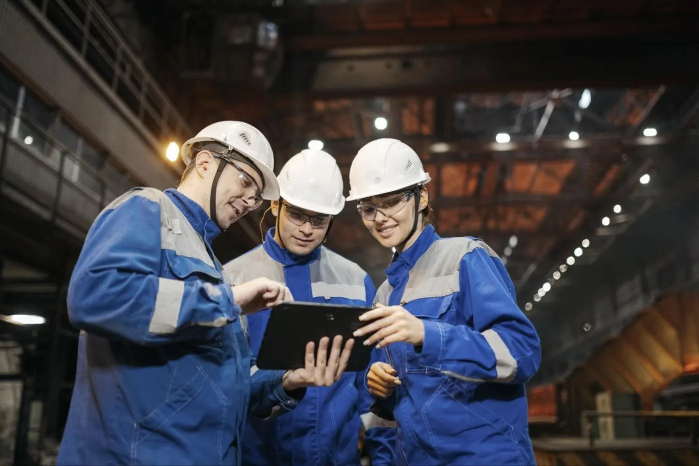Equipo de mantenimiento revisando una orden de trabajo en planta