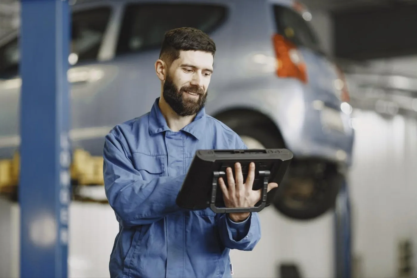 Técnico usando SharkAzul en una tablet